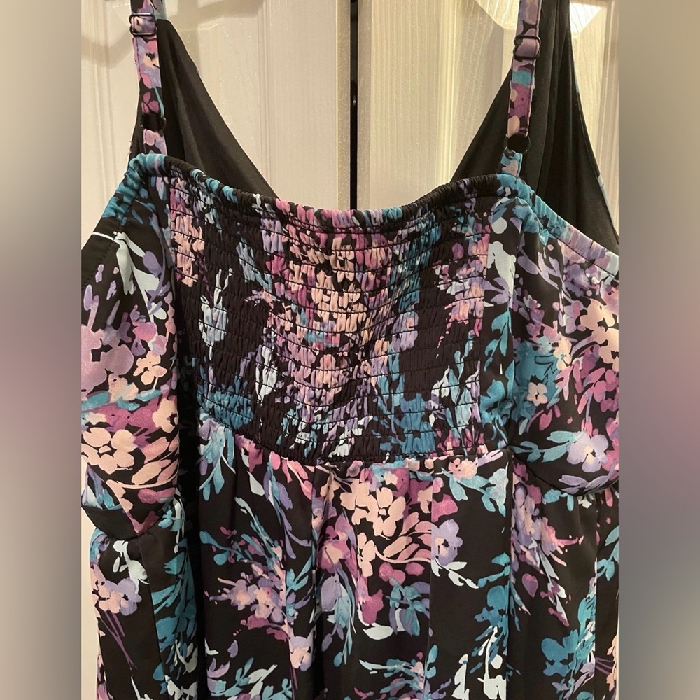 Torrid Women’s Tank Top Size 3XL Black With Floral Pattern V-Neck Smocked‎ Back - Picture 6 of 7